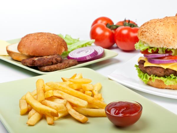 Zakaj vas hamburger spravi v posteljo: 5 živil, ki vam tiho kradejo energijo